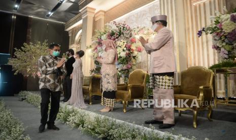 ilustrasi. Simulasi prosesi resepsi pernikahan yang menerapkan protokol kesehatan di masa normal baru di Menara BNI Grand Ballroom, Jakarta, Kamis (9/7). Kegiatan simulasi tersebut dilakukan sebagai upaya sosialisasi dan pedoman penyelenggaraan kegiatan pernikahan yang menerapkan protokol kesehatan pencegahan COVID-19 secara ketat selama masa normal baru.Prayogi/Republika.