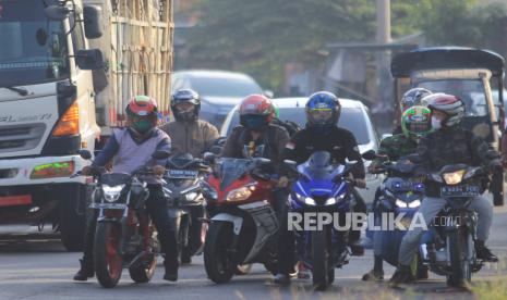 Pemudik sepeda motor melintas di Jalur Pantura Indramayu, Jawa Barat, Jumat (22/5/2020). Memasuki H-2 Hari Raya Idul Fitri 1441 H, jumlah pemudik menggunakan kendaraan roda dua yang melintas di jalur Pantura dari arah Jakarta menuju Jawa Tengah mengalami peningkatan