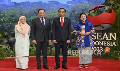 Perdana Menteria Malaysia Anwar Ibrahim bersama istri disambut Presiden RI Joko Widodo saat pembukaan KTT Asean di Jakarta, Selasa (5/9/2023).