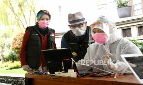 Gubernur Jawa Barat Ridwan Kamil didampingi Ketua Jabar Bergerak Atalia Praratya meninjau pelaksanaan Rapid test Covid-19 secara drive-thru, di Gedung Sate, (ilustrasi). Pemprov Jabar akan memaksimalkan rapid test selama pelaksanaan PSBB.