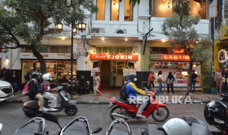 Pengunjung berjalan-jalan menikmati sore di jalan Braga, Kota Bandung, Kamis (25/4/2024). Sebagai salah satu ikon Kota Badung, jalan terus mengalami perkembangan, termasuk semakin tingginya jumlah pengunjung. Rencananya, Pemerintah Kota Bandung akan mencanangkan program untuk membangkitkan kembali suasana nostalgia Bandung tempo dulu di Jalan Braga dengan cara menutup akses keluar masuk kendaraan setiap akhir pekan dengan nama Braga Free Vehicle yang akan dimulai pada awal Mei 2024.