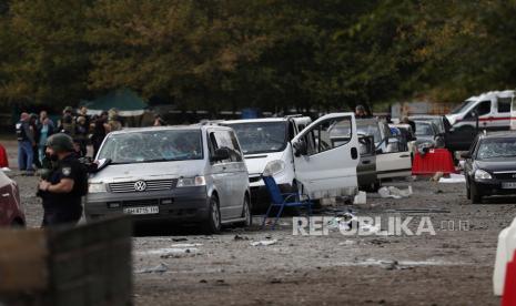  Kendaraan hancur di tempat kejadian di Zaporizhzhia, Ukraina, 30 September 2022, di mana konvoi warga sipil dihantam rudal Rusia. Sedikitnya 23 orang tewas dan puluhan lainnya terluka dalam serangan itu, kata pejabat setempat. Konvoi itu dihantam pada dini hari ketika orang-orang bersiap untuk melakukan perjalanan ke bagian wilayah yang diduduki Rusia untuk menjemput kerabat dan mengirimkan bantuan kemanusiaan. Rusia Kutuk Pernyataan Ukraina tentang Ledakan di Jembatan Kerch