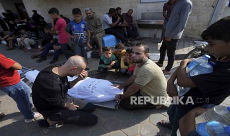 Warga Palestina berduka atas jenazah ayah mereka, Mohsem al Hegi, yang wafat dalam pengeboman Israel di depan kamar mayat Rumah Sakit al Aqsa di Deir al Balah, Jalur Gaza, Senin, 13 November 2023.