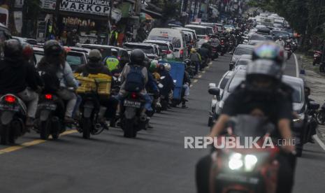 Suasana kepadatan kendaraan di jalur wisata Puncak, Cipayung, Kabupaten Bogor, Jawa Barat, Kamis (3/3/2023). Polres Bogor memberlakukan rekayasa lalu lintas sistem satu arah dan penyekatan ganjil genap kendaraan pada libur Hari Raya Nyepi 2022, untuk mengurai kemacetan di jalur wisata Puncak. Jumlah Kendaraan di Jalur Puncak Berkurang 50 Persen Dibanding Pekan Lalu