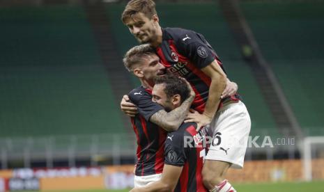 Para pemain AC Milan Hakan Calhanoglu, Samu Castillejo dan Matteo Gabbia merayakan gol ketiga timnya pada Pertandingan kualifikasi putaran ketiga Liga Eropa antara AC Milan dan Bodo/Glimt di Stadion San Siro, Milan, Italia, Kamis (24/9). AC Milan harus bersusah payah untuk menaklukkan Bodo/Glimt pada laga ini, Milan menang tipis atas wakil Norwegia itu dengan skor 3-2. Selain itu Pada laga tersebut, Milan sepertinya sangat kehilangan sosok Zlatan Ibrahimovic yang selama ini menjadi motor serangan. Ibrahimovic harus absen pada laga ini setelah dinyatakan positif terjangkit virus Corona.AP Photo/Luca BrunoGaleri Foto