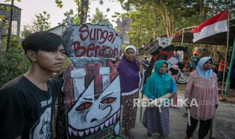 Warga membawa kentongan dan wayang kardus saat mengikuti aksi Festival Sungai Bengawan Solo Njogo Kali, Njogo Bumi di Desa Gupit, Nguter, Sukoharjo, Jawa Tengah, Sabtu (29/7/2023). Aksi dalam rangka memperingati Hari Sungai Nasional tersebut sebagai upaya warga setempat melawan dampak pencemaran limbah PT. Rayon Utama Makmur (RUM) Sukoharjo yang dinilai mencemari sungai Gupit dan bermuara di sungai Bengawan Solo. 