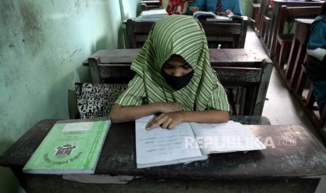  Siswa menghadiri hari pertama pembukaan kembali bertahap Sekolah Dasar, Menengah dan Universitas di Karachi, Pakistan, 01 Februari 2021.