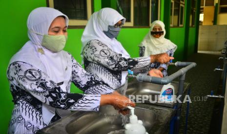 Sejumlah Guru mengikuti lomba mencuci tangan dengan benar antar guru di SMP N 4 Singocandi, Kudus, Jawa Tengah, Rabu (25/11/2020). Berbagai perlombaan digelar di sekolah itu untuk memperingati Hari Guru Nasional sekaligus untuk menjalin keakraban antar guru. Kudus belum akan memberlakukan kegiatan belajar mengajar secara tatap muka.