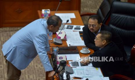 Wakil Menteri Hukum dan HAM Edward Omar Sharif Hiariej (kiri) berbincang dengan pimpinan komisi III saat rapat kerja di Kompleks Parlemen, Senayan, Jakarta, Kamis (24/11/2022). Rapat tersebut membahas penyempurnaan RUU tentang KUHP. Republika/Prayogi.