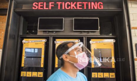 Pekerja menggunakan alat pelindung wajah saat simulasi pembukaan dan peninjauan tempat hiburan bioskop CGV Cinemas di Bandung Electronic Center (BEC), Bandung, Jawa Barat, Kamis (9/7/2020). Enam bioskop CGV Bandung kembali buka mulai Jumat (9/10).