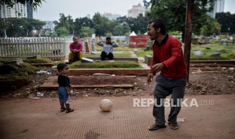 Anak bermain di kawasan Tempat Pemakaman Umum di Jakarta, Senin (30/1/2023). Berdasarkan Data Kementerian Pemberdayaan Perempuan dan Perlindungan Anak (KPPA) mencatat sepanjang tahun 2022 terdapat 28 kasus laporan penculikan anak sehingga pemerintah mengimbau orang tua untuk mengawasi anak saat beraktivitas diluar ruangan, serta mengajak Aparat Penegak Hukum untuk memastikan upaya terhadap perlindungan anak.