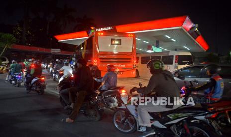 Sejumlah pengendara sepeda motor antre mengisi BBM di SPBU Kawasan Otista, Jakarta, Rabu (31/8/2022). Terpantau di sejumlah SPBU di Jakarta dipadati pengendara yang mengantre BBM akibat rencana pemerintah menaikkan harga BBM jenis pertalite dan solar bersubsidi per tanggal 1 September 2022. Prayogi/Republika