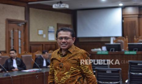 Terdakwa kasus dugaan suap dan gratifikasi pengurusan perkara di Mahkamah Agung (MA) Hasbi Hasan usai menjalani sidang pembacaan putusan di Pengadilan Tipikor, Jakarta, Rabu (3/4/2024). Mantan Sekretaris Mahkamah Agung (MA) tersebut divonis hukuman enam tahun, Hukuman ini jauh lebih ringan dari tuntutan jaksa KPK.