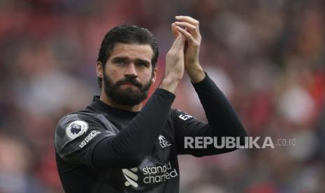 Penjaga gawang Liverpool Alisson memberi tepuk tangan kepada para pendukungnya setelah pertandingan sepak bola Liga Inggris antara Liverpool dan Wolverhampton di stadion Anfield di Liverpool, Inggris, Ahad, 22 Mei 2022.