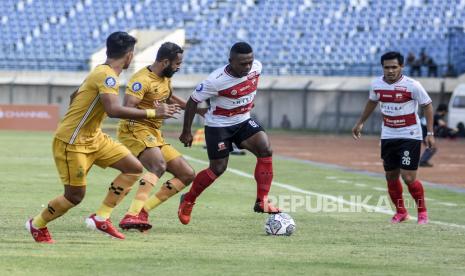 Penyerang Madura United FC David Laly (kedua kanan) berebut bola dengan pemain Bhayangkara FC dalam pertandingan lanjutan BRI Liga 1-2021/2022 di Stadion Si Jalak Harupat, Kabupaten Bandung, Sabtu (18/9). Dalam pertandingan tersebut Bhayangkara FC mengalahkan Madura United dengan Skor 1-0. Foto: Republika/Abdan Syakura