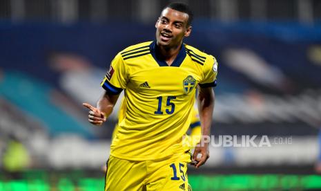 Alexander Isak dari Swedia merayakan setelah mencetak gol kedua tim selama pertandingan sepak bola kualifikasi Piala Dunia FIFA 2022 antara Kosovo dan Swedia di Pristina, Kosovo, 28 Maret 2021.