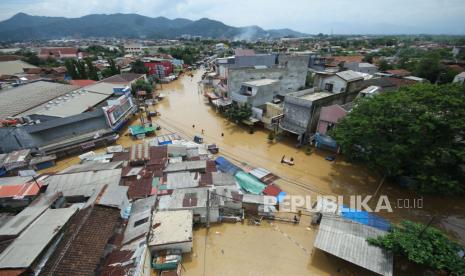 Banjir merendam Jalan Dayeuhkolot, Kabupaten Bandung, Jumat (12/1/2024). Banjir akibat luapan Sungai Citarum dan sungai-sungai yang bermuara ke Citarum kembali merendam sejumlah daerah di Kabupaten Bandung, seperti Kecamatan Dayeuhkolot, Baleendah dan Kecamatan Bojongsoang. Tingginya banjir mengakibatkan terputusnya akses jalan, karena tidak bisa dilalui kendaraan bermotor.