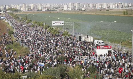 Orang-orang berkumpul saat melakukan protes untuk menunjukkan solidaritas mereka terhadap warga Palestina di luar pangkalan udara militer Incirlik AS di Adana, Turki selatan, Minggu, 5 November 2023. Polisi menembakkan gas air mata dan meriam air saat ribuan pengunjuk rasa pro-Palestina berkumpul di sebuah demonstrasi. Pangkalan udara AS di Turki selatan pada hari Minggu.