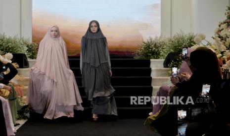 Model mengenakan busana karya kolaborasi dari Si.Se.Sa bersama Instaperfect pada gelaran Raya 2023 Collection di Si.Se.Sa Boutique, Jakarta, Kamis (16/3/2023). Si.Se.Sa bersama Instaperfect meluncurkan sebanyak 64 koleksi busana muslim syari baru dalam gelaran fashion show Raya 2023 Collection dan juga dihadiri oleh Brand Ambasador Si.Se.Sa Citra Kirana dan Priska Paramita.