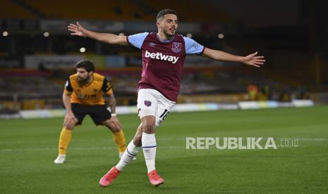 Pemain West Ham United Pablo  Fornals (kanan) 