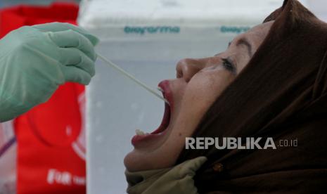 Warga menjalani tes usap (swab test). Komisi Perlindungan Anak Indonesia (KPAI) mendorong tes swab dilakukan kepada pendidik dan tenaga kependidikan di sekolah sebelum pembukaan sekolah.