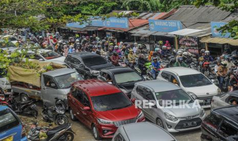 Sejumlah kendaraan roda empat dan roda dua terjebak kemacetan di Pandeglang, Banten, Kamis (11/4/2024). Kemacetan kendaraan yang didominasi kendaraan wisatawan sepanjang sekitar lima kilometer tersebut terjadi di jalur menuju kawasan wisata pantai Carita. 