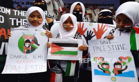 Puluhan ribu orang melaksanakan aksi doa bersama untuk Palestina di Taman Kota Tasikmalaya, Jumat (10/11/2023). Aksi itu tak hanya dihadiri oleh umat Islam, melainkan juga umat dari agama lain. 