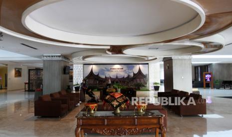 Sejumlah pengunjung hotel berada dilobby Hotel Inna Muara Padang, Sumatera Barat. Anak usaha PT Hotel Indonesia Natour (Persero) atau HIN, PT Hotel Indonesia Group (HIG) akan meluncurkan rebranding pada 22 Maret mendatang. Direktur Utama HIG Qodie Ibrahim mengatakan HIG nantinya akan hadir dengan tampilan baru yang lebih segar, baik dari sisi logo, seragam, interior, hingga nama-nama hotel yang berada di bawah naungan HIG.