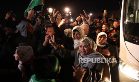 Warga Palestina yang ditahan Israel merayakan kebebasannya setelah meninggalkan penjara militer Isareli Ofer, di kota Beitonia dekat Ramallah, Tepi Barat, Jumat (24/11/2023). 