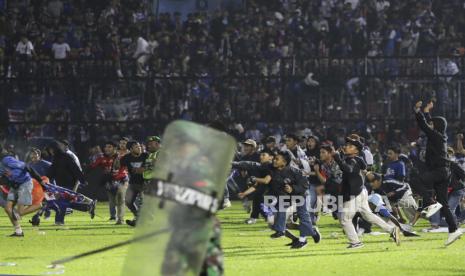 Pendukung Arema masuk lapangan karena kecewa timnya dikalahkan Persebaya Surabaya, 2-3 di Stadion Kanjuruhan, Kabupaten Malang, Jawa Timur, Sabtu (1/10/2022) malam WIB.