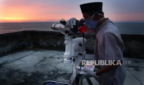 Tim Rukyatul Hilal melihat posisi bulan dengan teleskop 