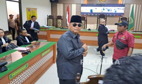 Pimpinan Mahad Al-Zaytun Indramayu yang menjadi terdakwa kasus dugaan penistaan agama, Panji Gumilang, memasuki ruangan sidang di Pengadilan Negeri Indramayu, Rabu (6/12/2023). 