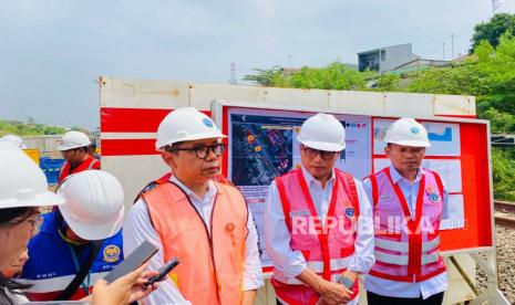 Menteri Perhubungan, Budi Karya Sumadi, meninjau perbaikan rel KA Bogor-Sukabumi KM 2+6/7 yang terdampak longsor di Kota Bogor. Menhub Budi Karya dukung KPK menuntaskan kasus dugaan korupsi proyek perkeretaapian.