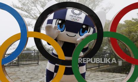 Maskot Olimpiade Tokyo 2020 Miraitowa berpose dengan tampilan Simbol Olimpiade setelah upacara pembukaan simbol di Gn. Takao di Hachioji, Jepang, 14 April 14, 2021, untuk menandai 100 hari sebelum dimulainya Olimpiade Tokyo 2020.