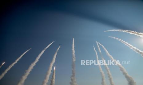  Sebuah foto selebaran yang disediakan oleh situs resmi Korps Pengawal Revolusi Iran (IRGC) (Sepahnews) menunjukkan, rudal diluncurkan selama latihan militer di lokasi yang tidak diketahui, Iran tengah, Jumat (15/1/2021).