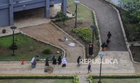 Sejumlah pasien Covid-19 saat beraktivitas di RSDC Wisma Atlet, Kemayoran, Jakarta (ilustrasi). umah Sakit Darurat (RSD) Covid-19 Wisma Atlet Kemayoran Jakarta berencana akan menutup sementara tower 4 dan 7. Hal ini dilakukan lantaran terjadinya tren penurunan pasien yang terinfeksi virus corona.