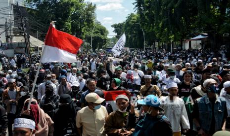 Massa aksi Reuni 212 memadati kawasan Tanah Abang, Jakarta, Kamis (2/12). Massa membubarkan diri sekitar pukul 10.00 WIB setelah berusaha melakukan aksi damai di kawasan Monumen Nasional. Berdasarkan pantauan sejumlah petugas gabungan dari TNI, Polri melakukan penjagaan ketat dibeberapa titik lokasi seperti kawasan Patung Kuda,  Jalan Thamrin, Gambir, dan kawasan Istana Merdeka serta mengimbau massa aksi untuk menghindari kerumunan pada masa pandemi Covid-19. Republika/Thoudy Badai