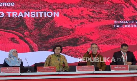 Menteri Keuangan RI Sri Mulyani Indrawati, Ketua Dewan Komisioner OJK Mahendra Siregar, Ketua ASEAN Taxonomy Board Noorafidah Sulaiman saat Press Conference Financing Transition in ASEAN di Bali, Kamis (30/3/2023).