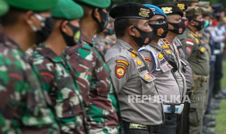 Petugas gabungan mengikuti gelar pasukan Pembatasan Sosial Berskala Mikro (PSBM) di Pekanbaru, Riau, Jumat (2/10/2020). Pemerintah Kota Pekanbaru memperluas pemberlakukan PSBM dan penerapan jam malam di empat Kecamatan di Kota Pekanbaru yaitu di Kecamatan Bukit Raya, Marpoyan Damai, Payung Sekaki dan Tampan guna mengantisipasi penyebaran sekaligus mempercepat penanganan COVID-19.