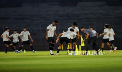 Pemain Timnas Indonesia U-17 saat sesi latihan sebelum berlaga pada babak penyisihan Grup A melawan Ekuador dalam laga U-17 World Cup Indonesia 2023 di Stadion Gelora 10 November, Surabaya, Jawa Timur, Kamis (9/11/2023). Dalam menghadapi pertandingan melawan Ekuador besok 10 November di Stadion Gelora Bung Tomo (GBT), Timnas Indonesia mengaku siap dan optimis dalam menghadapi pertandingan tersebut. Selain itu, Pelatih Timnas Indonesia U-17 Bima Sakti mengintruksikan kepada pemain untuk berhati-hati melakukan tindakan pada saat bertanding, seiring dengan pemberlakuannya penerapan Video Assistant Referee (VAR) diseluruh pertandingan U-17 World Cup Indonesia 2023.