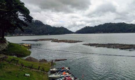 Pembatasan kunjungan wisatawan salah satunya di Telaga Ngebel.