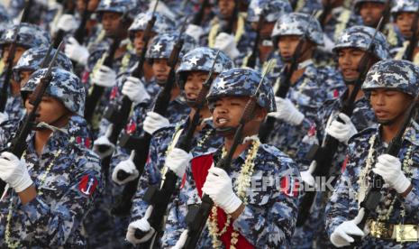 Tentara Myanmar berbaris dalam parade untuk memperingati Hari Angkatan Bersenjata ke-78 Myanmar di Naypyitaw, Myanmar, Senin (27/3//2023).