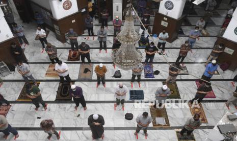 Umat Islam melaksanakan shalat Jumat dengan menerapkan jaga jarak fisik di Masjid Cut Meutia, Jakarta, Jumat (5/6/2020). Masjid Cut Meutia kembali menyelenggarakan shalat Jumat setelah pemerintah DKI Jakarta mengeluarkan izin bagi tempat dan kegiatan ibadah rutin disenggarakan lagi pada masa Pembatasan Sosial Berskala Besar fase pertama transisi