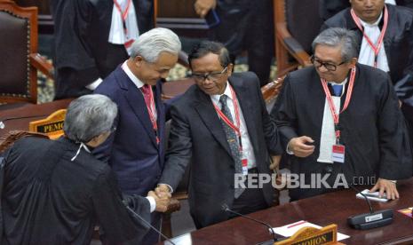 Suasana usai sidang putusan Perselisihan Hasil Pemilihan Umum (PHPU) pilpres 2024 di Gedung Mahkamah Konstitusi, Jakarta, Senin (22/4/2024). Dalam sidang pembacaan putusan tersebut Mahkamah Konstitusi (MK) menolak permohonan sengketa hasil Pemilihan Presiden-Wakil Presiden (Pilpres) 2024 yang diajukan Pasangan capres-cawapres nomor urut 01 Anies Baswedan dan Muhaimin Iskandar dan Pasangan capres-cawapres nomor urut 03 Ganjar Pranowo dan Mahfud MD.