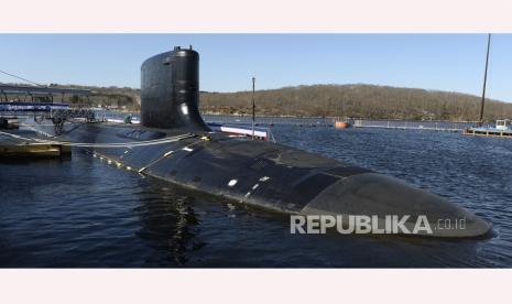  FILE - Kapal selam tenaga nuklir Virginia USS Colorado (SSN 788) terlihat sebelumnya pada upacara komisioning di Naval Submarine Base New London di Groton, Conn., 17 Maret 2018. Australia akan membeli  Kapal selam bertenaga nuklir Virginia  buatan A.S. Kapal selam serang bertenaga nuklir untuk memodernisasi armadanya, kata seorang pejabat Eropa dan orang yang mengetahui masalah tersebut pada Kamis (9/3/2023), di tengah meningkatnya kekhawatiran tentang pengaruh China di kawasan Indo-Pasifik.