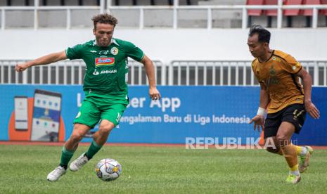 Pesepak bola Persebaya Surabaya, Ze Valente (kiri).