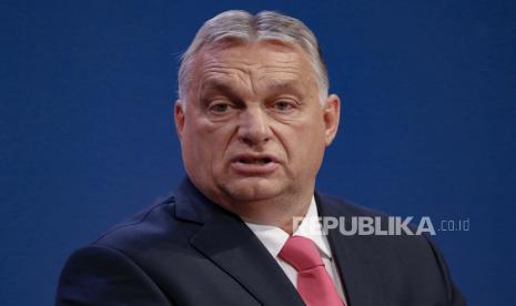 Perdana Menteri Hongaria Viktor Orban berbicara selama konferensi pers bersama dengan pemimpin sayap kanan Prancis Marine le Pen di Budapest, Hongaria, Selasa, 26 Oktober 2021.