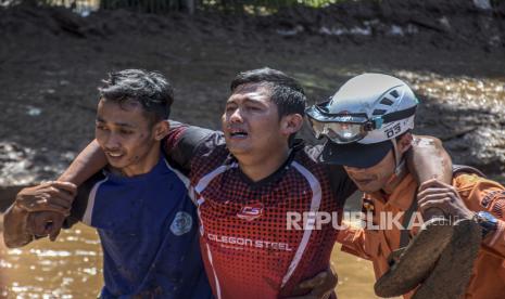 Keluarga korban menangis saat proses pencarian pascabanjir bandang di Sawahdadap, Desa Mangunarga, Kecamatan Cimanggung, Kabupaten Sumedang, Ahad (18/12/2022). Berdasarkan data dari BPBD Provinsi Jawa Barat hingga pukul 10.40 WIB, tim SAR gabungan telah berhasil mengevakuasi dua jenazah yang merupakan warga Dusun Babakan Kananga, Desa Sawahdadap, Kecamatan Cimanggung, Kabupaten Sumedang. Republika/Abdan Syakura