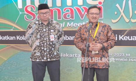 Kepala Grup Literasi dan Inklusi Keuangan Syariah OJK M Ismail Riyadi (kiri) dan Kepala Departemen Literasi, Inklusi Keuangan dan Komunikasi OJK Aman Santosa (kanan) dalam press statement usai acara Ijtima Sanawi Dewan Pengawas Syariah di Holte Grand Sahid Jakarta, Jumat (13/10/2023). 