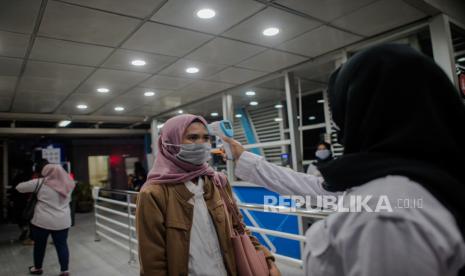 Transjakarta Siapkan Langkah Hadapi New Normal. Petugas mengecek suhu calon penumpang transjakarta di Halte Harmoni, Jakarta.